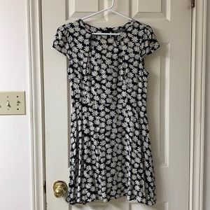 🌷3 for$25🌷Suzy Shier, US M, White & Black Daisy Print Fit & Flare Dress